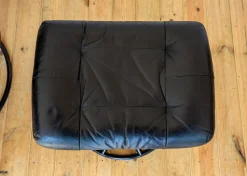 Norwegischer Sessel und Ottomane aus schwarzem Leder aus der Jahrhundertmitte von Ekornes, 1980er Jahre, 2er-Set