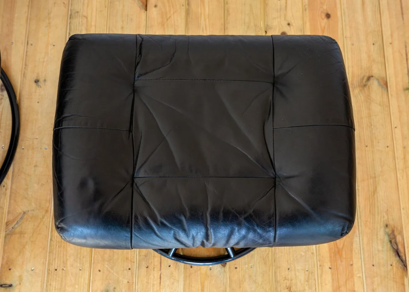 Norwegischer Sessel und Ottomane aus schwarzem Leder aus der Jahrhundertmitte von Ekornes, 1980er Jahre, 2er-Set