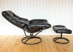 Norwegischer Sessel und Ottomane aus schwarzem Leder aus der Jahrhundertmitte von Ekornes, 1980er Jahre, 2er-Set