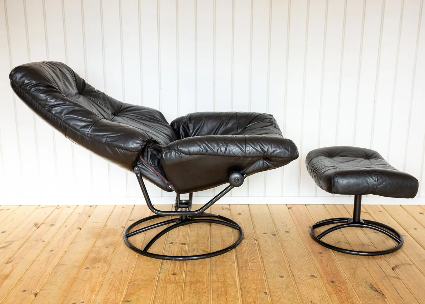 Norwegischer Sessel und Ottomane aus schwarzem Leder aus der Jahrhundertmitte von Ekornes, 1980er Jahre, 2er-Set