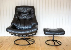 Norwegischer Sessel und Ottomane aus schwarzem Leder aus der Jahrhundertmitte von Ekornes, 1980er Jahre, 2er-Set