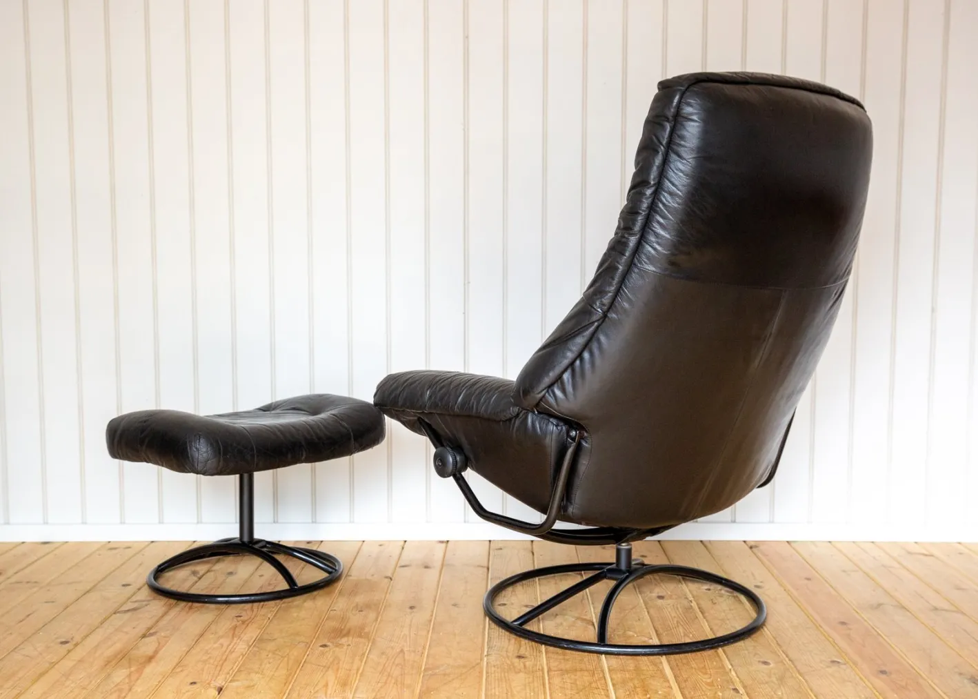 Norwegischer Sessel und Ottomane aus schwarzem Leder aus der Jahrhundertmitte von Ekornes, 1980er Jahre, 2er-Set