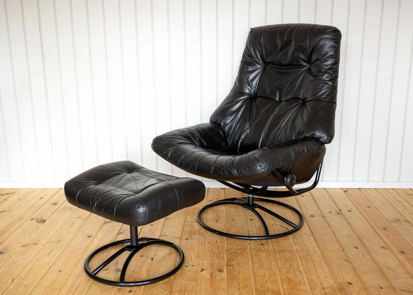 Norwegischer Sessel und Ottomane aus schwarzem Leder aus der Jahrhundertmitte von Ekornes, 1980er Jahre, 2er-Set
