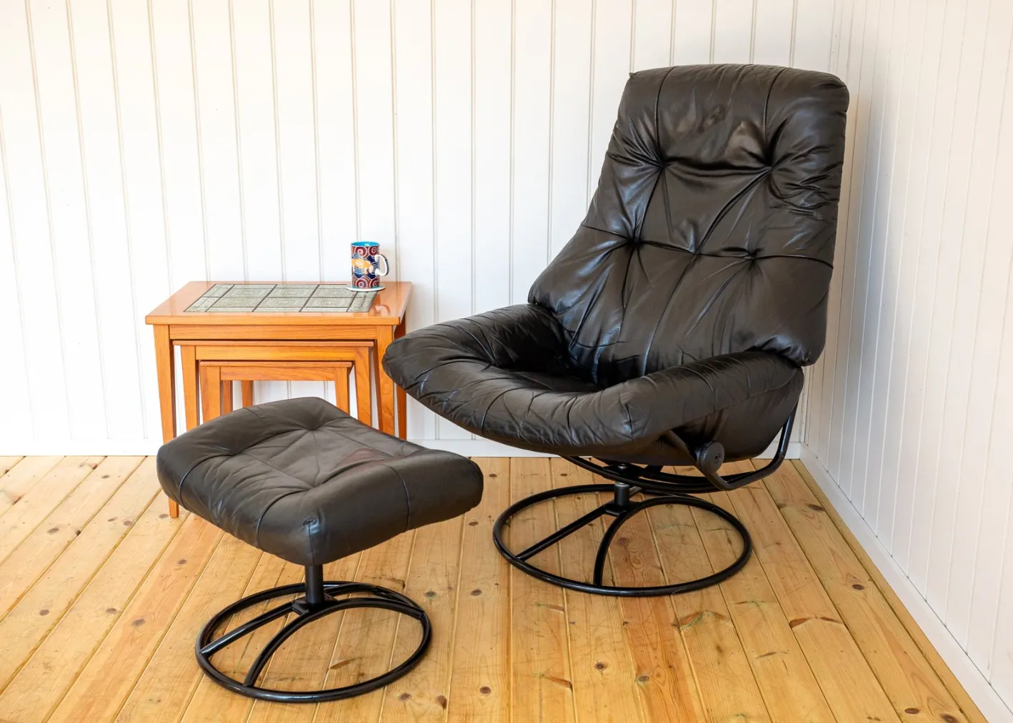 Norwegischer Sessel und Ottomane aus schwarzem Leder aus der Jahrhundertmitte von Ekornes, 1980er Jahre, 2er-Set