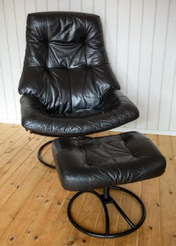 Norwegischer Sessel und Ottomane aus schwarzem Leder aus der Jahrhundertmitte von Ekornes, 1980er Jahre, 2er-Set