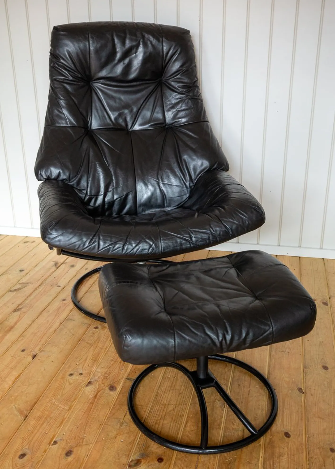 Norwegischer Sessel und Ottomane aus schwarzem Leder aus der Jahrhundertmitte von Ekornes, 1980er Jahre, 2er-Set
