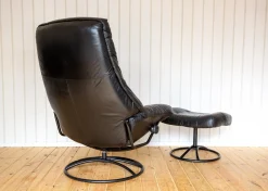 Norwegischer Sessel und Ottomane aus schwarzem Leder aus der Jahrhundertmitte von Ekornes, 1980er Jahre, 2er-Set