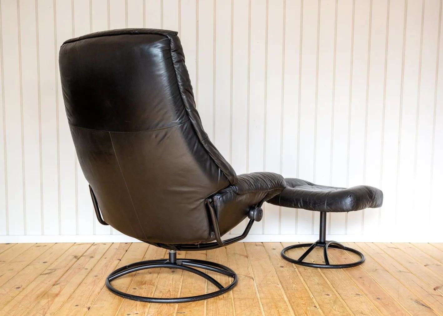 Norwegischer Sessel und Ottomane aus schwarzem Leder aus der Jahrhundertmitte von Ekornes, 1980er Jahre, 2er-Set