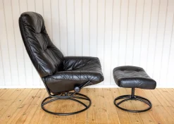 Norwegischer Sessel und Ottomane aus schwarzem Leder aus der Jahrhundertmitte von Ekornes, 1980er Jahre, 2er-Set