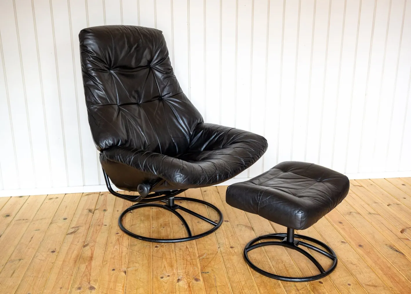 Norwegischer Sessel und Ottomane aus schwarzem Leder aus der Jahrhundertmitte von Ekornes, 1980er Jahre, 2er-Set