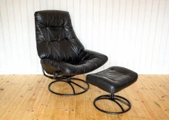 Norwegischer Sessel und Ottomane aus schwarzem Leder aus der Jahrhundertmitte von Ekornes, 1980er Jahre, 2er-Set