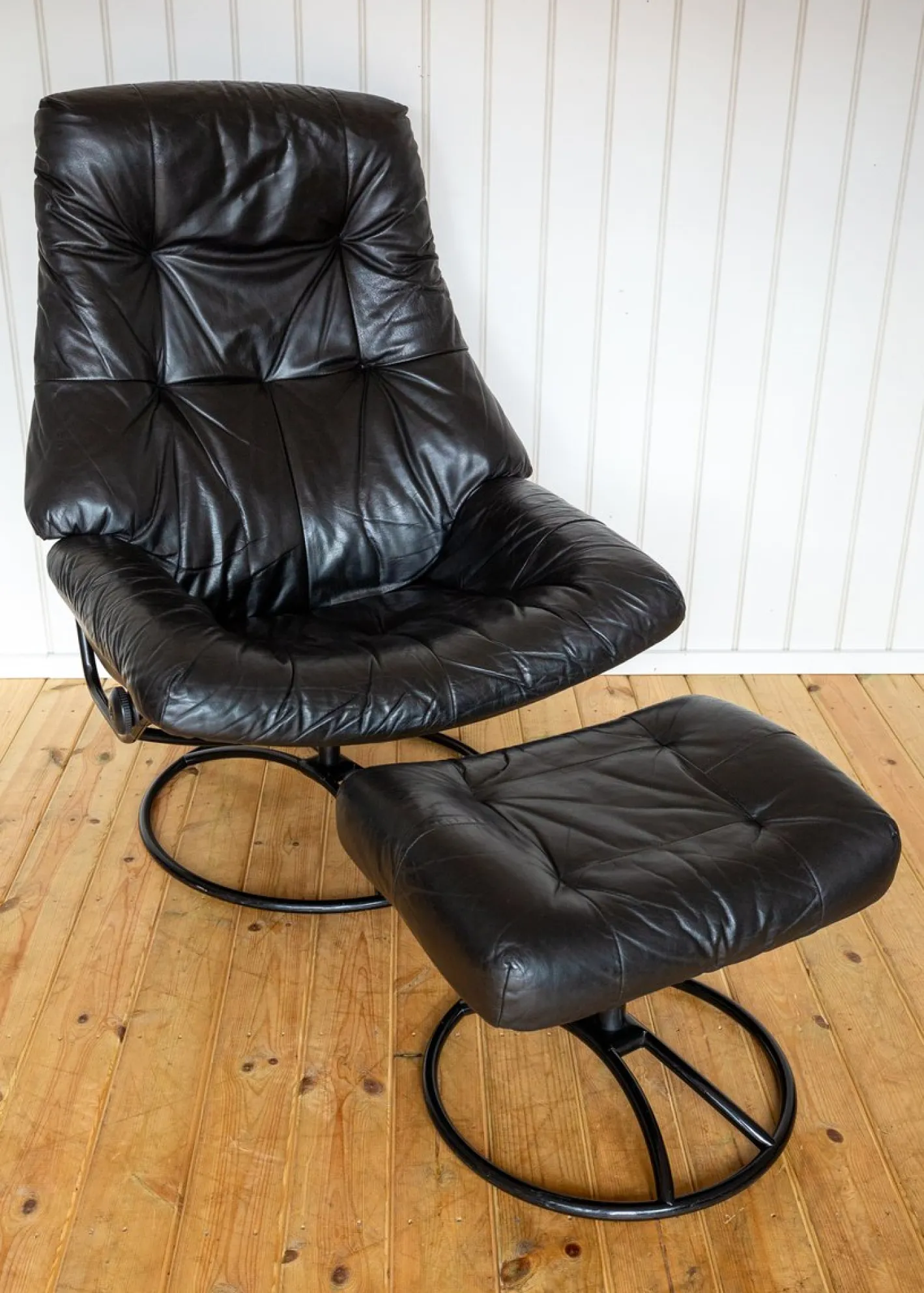 Norwegischer Sessel und Ottomane aus schwarzem Leder aus der Jahrhundertmitte von Ekornes, 1980er Jahre, 2er-Set