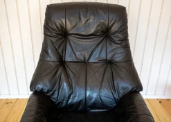 Norwegischer Sessel und Ottomane aus schwarzem Leder aus der Jahrhundertmitte von Ekornes, 1980er Jahre, 2er-Set