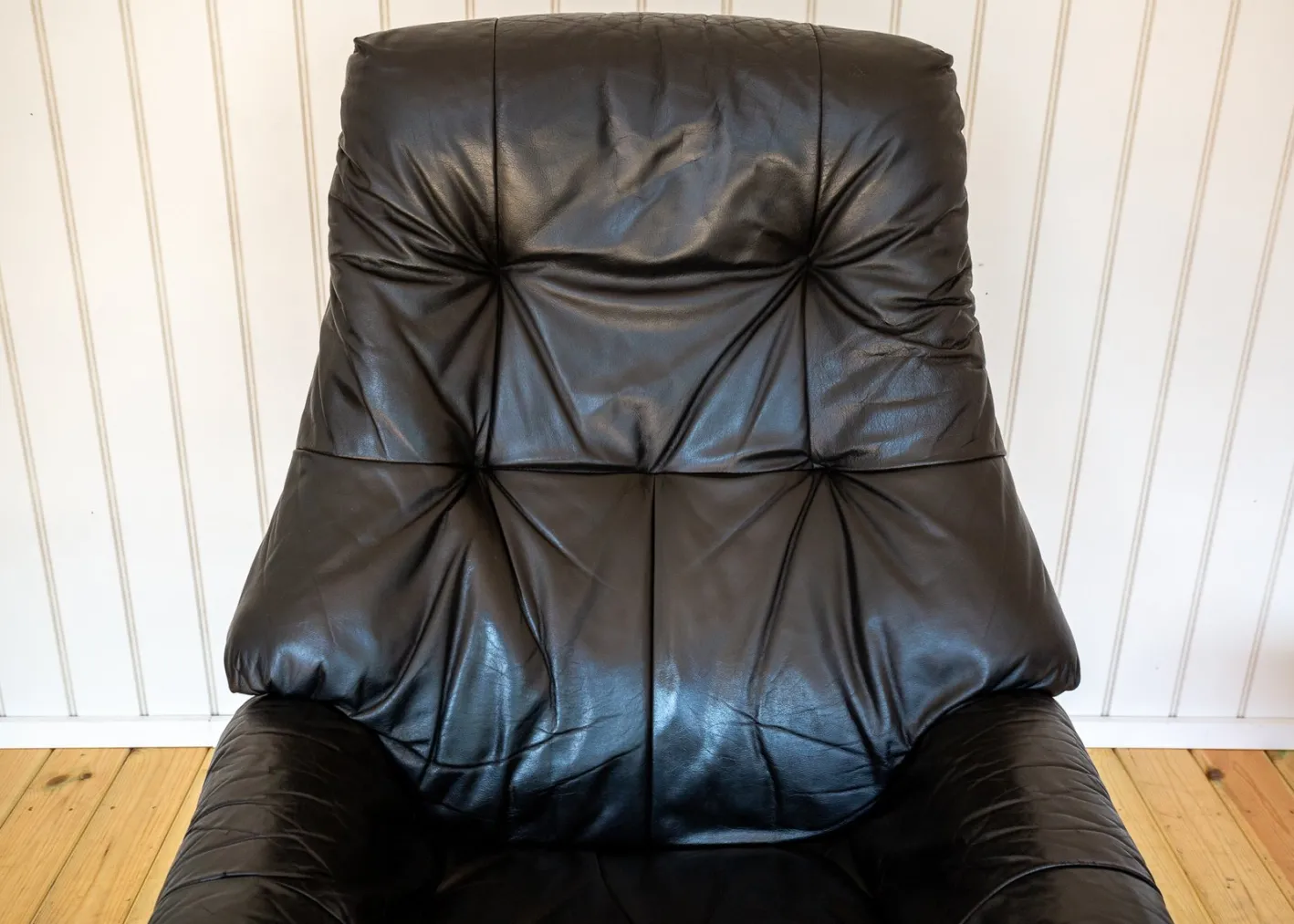 Norwegischer Sessel und Ottomane aus schwarzem Leder aus der Jahrhundertmitte von Ekornes, 1980er Jahre, 2er-Set