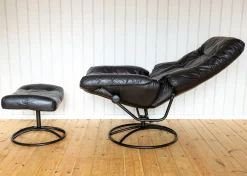 Norwegischer Sessel und Ottomane aus schwarzem Leder aus der Jahrhundertmitte von Ekornes, 1980er Jahre, 2er-Set