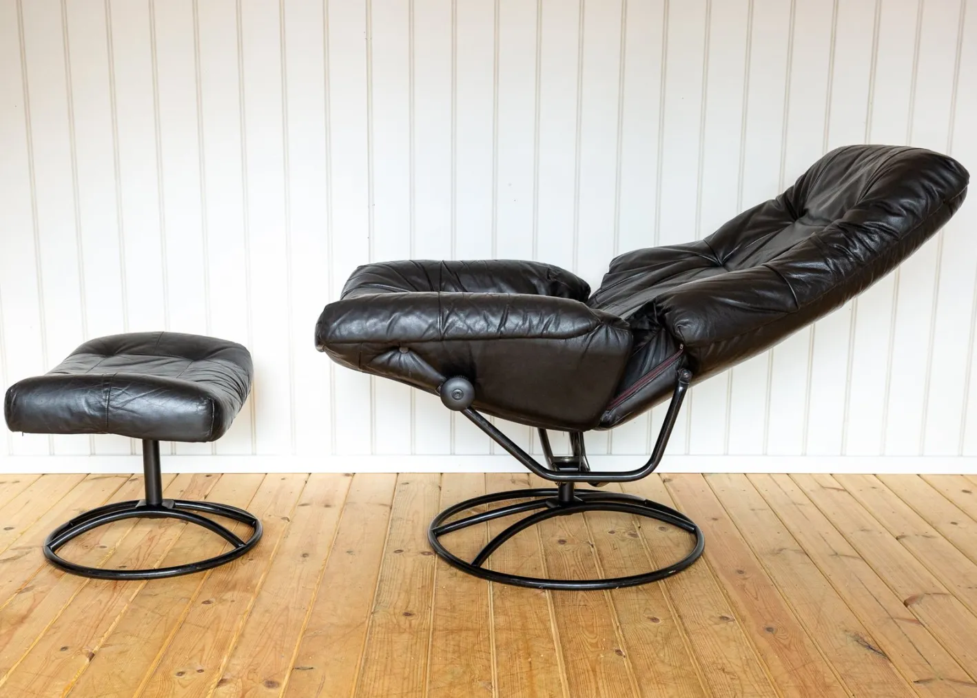 Norwegischer Sessel und Ottomane aus schwarzem Leder aus der Jahrhundertmitte von Ekornes, 1980er Jahre, 2er-Set