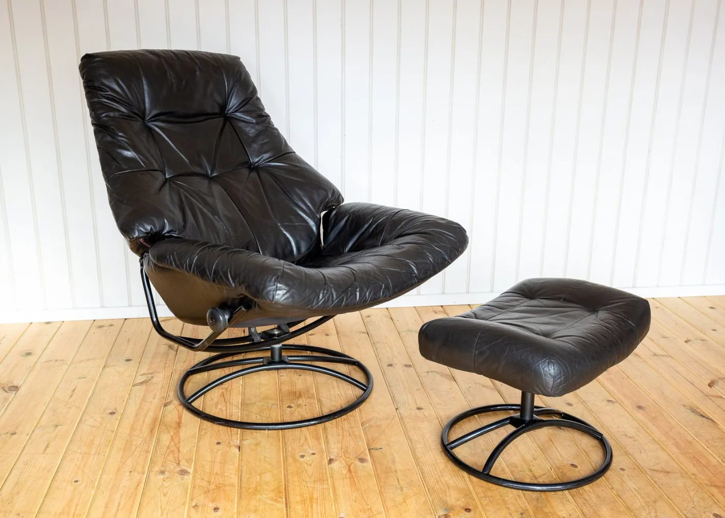 Norwegischer Sessel und Ottomane aus schwarzem Leder aus der Jahrhundertmitte von Ekornes, 1980er Jahre, 2er-Set