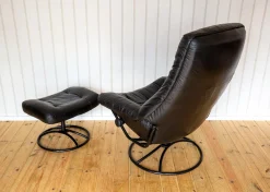 Norwegischer Sessel und Ottomane aus schwarzem Leder aus der Jahrhundertmitte von Ekornes, 1980er Jahre, 2er-Set
