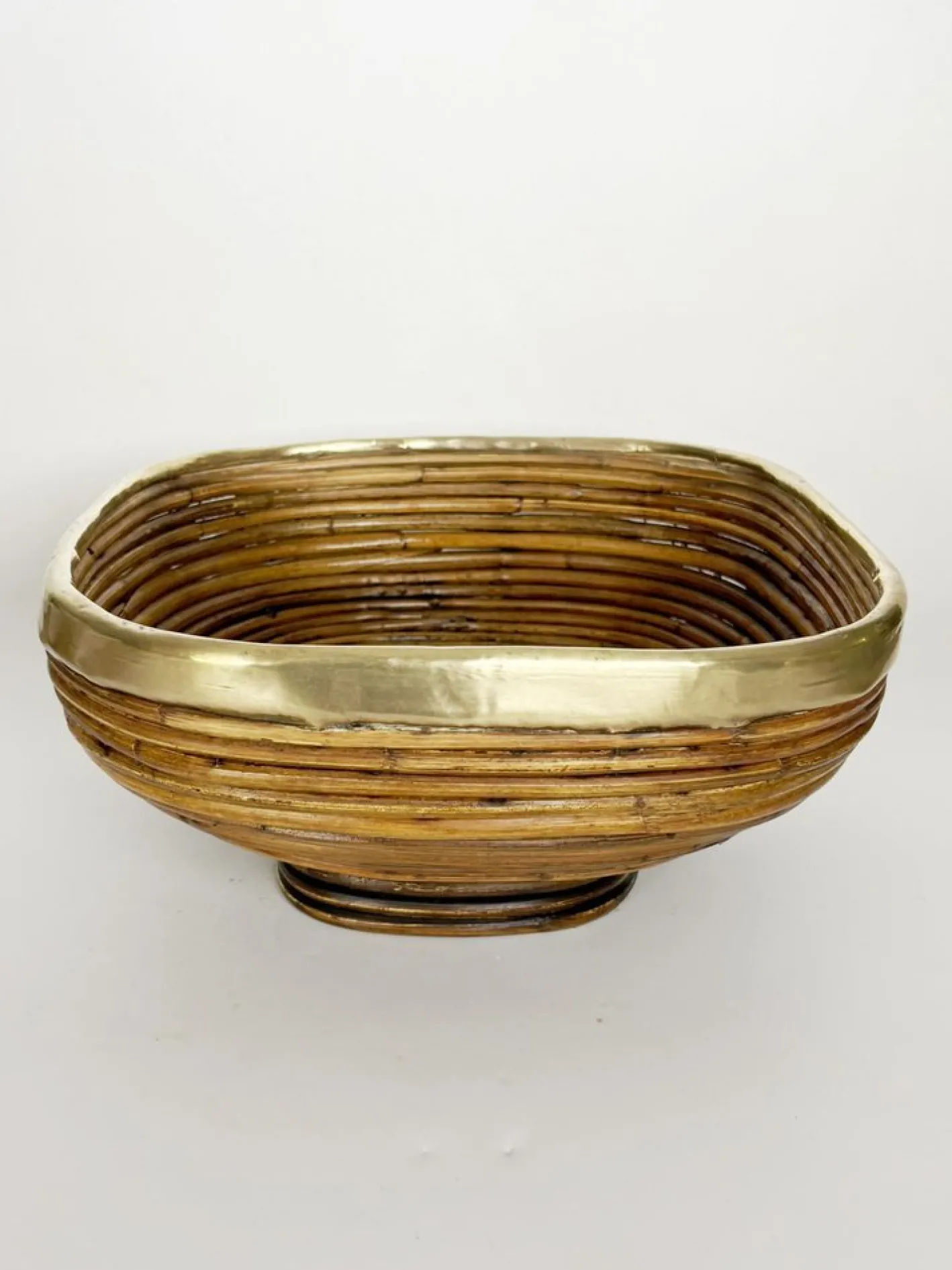 Obstkorb aus Korbgeflecht und Messing, Frankreich, 1960er