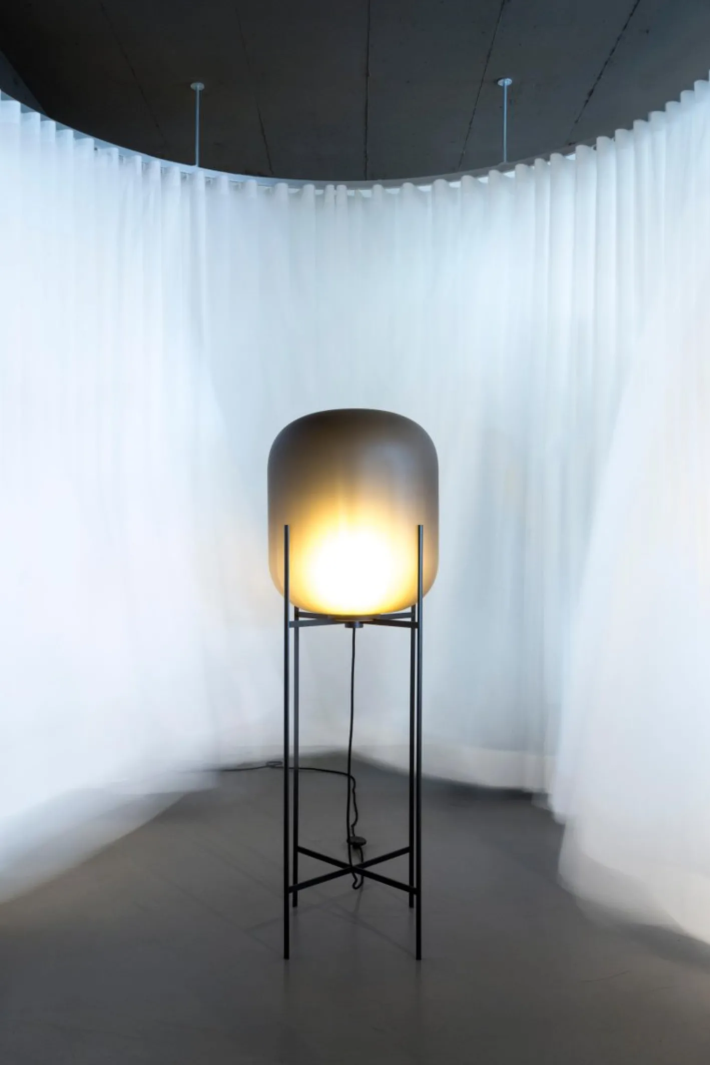 Oda Big Stehlampe aus Acetato in Rauchgrau und Schwarz von Sebastian Herkner für Pulpo