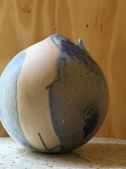 Orb Vase aus Steingut mit eingeklemmter organischer Öffnung & Tropfglasur, 1940