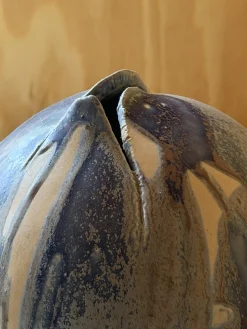 Orb Vase aus Steingut mit eingeklemmter organischer Öffnung & Tropfglasur, 1940