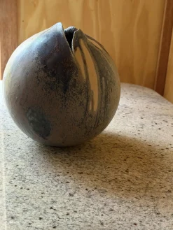 Orb Vase aus Steingut mit eingeklemmter organischer Öffnung & Tropfglasur, 1940
