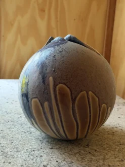 Orb Vase aus Steingut mit eingeklemmter organischer Öffnung & Tropfglasur, 1940