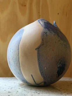 Orb Vase aus Steingut mit eingeklemmter organischer Öffnung & Tropfglasur, 1940