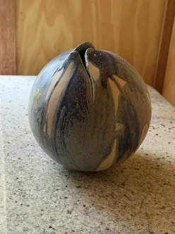 Orb Vase aus Steingut mit eingeklemmter organischer Öffnung & Tropfglasur, 1940