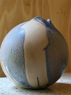 Orb Vase aus Steingut mit eingeklemmter organischer Öffnung & Tropfglasur, 1940