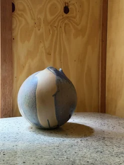 Orb Vase aus Steingut mit eingeklemmter organischer Öffnung & Tropfglasur, 1940