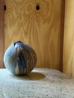 Orb Vase aus Steingut mit eingeklemmter organischer Öffnung & Tropfglasur, 1940
