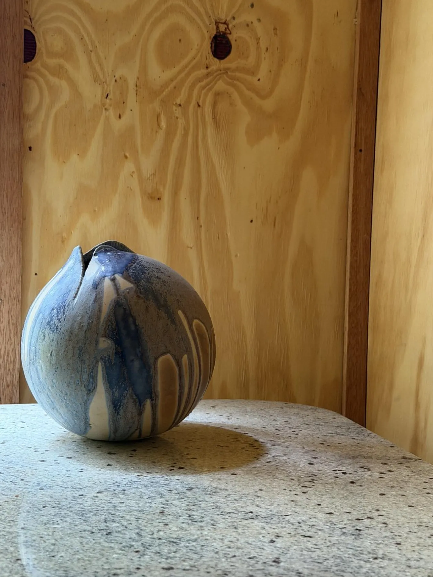 Orb Vase aus Steingut mit eingeklemmter organischer Öffnung & Tropfglasur, 1940