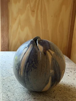 Orb Vase aus Steingut mit eingeklemmter organischer Öffnung & Tropfglasur, 1940