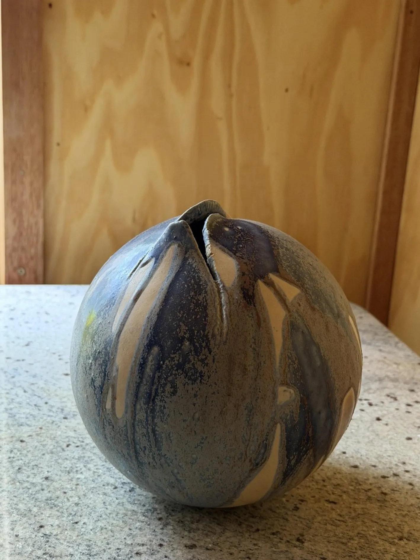 Orb Vase aus Steingut mit eingeklemmter organischer Öffnung & Tropfglasur, 1940