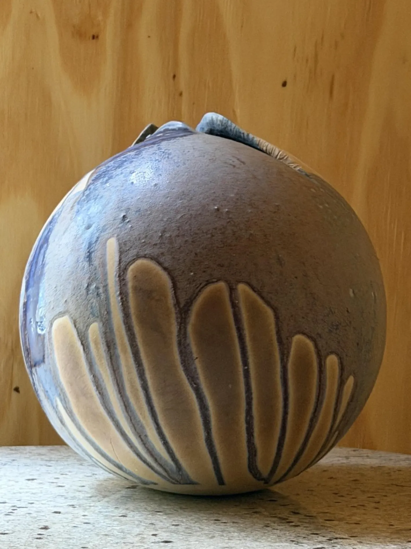 Orb Vase aus Steingut mit eingeklemmter organischer Öffnung & Tropfglasur, 1940