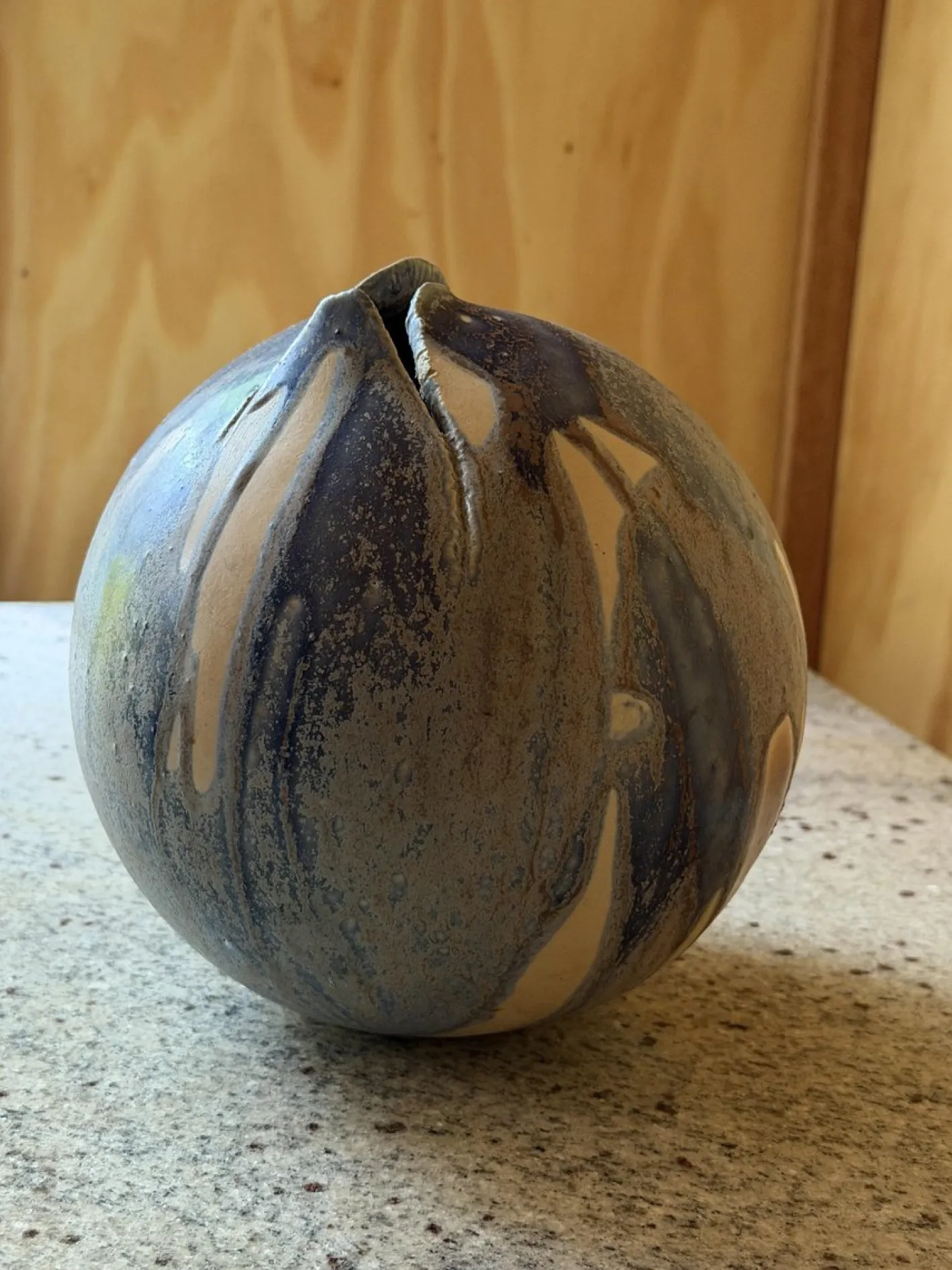 Orb Vase aus Steingut mit eingeklemmter organischer Öffnung & Tropfglasur, 1940