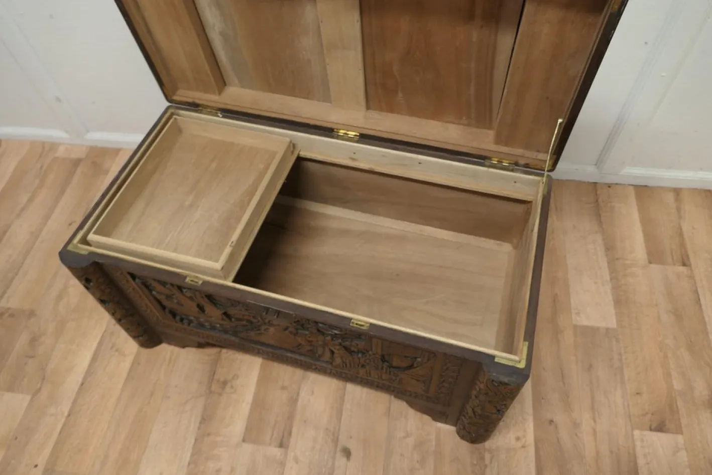 Orientalische Art Deco Kommode aus Kampferholz, 1920