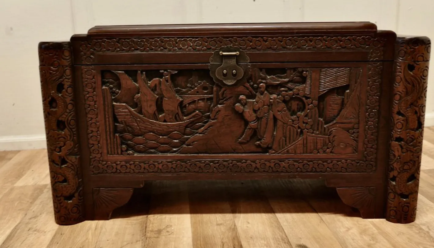 Orientalische Art Deco Kommode aus Kampferholz, 1920