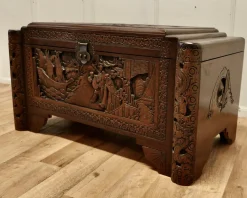 Orientalische Art Deco Kommode aus Kampferholz, 1920