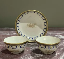 Ostindische Porzellantassen und Untertassen, 3er Set