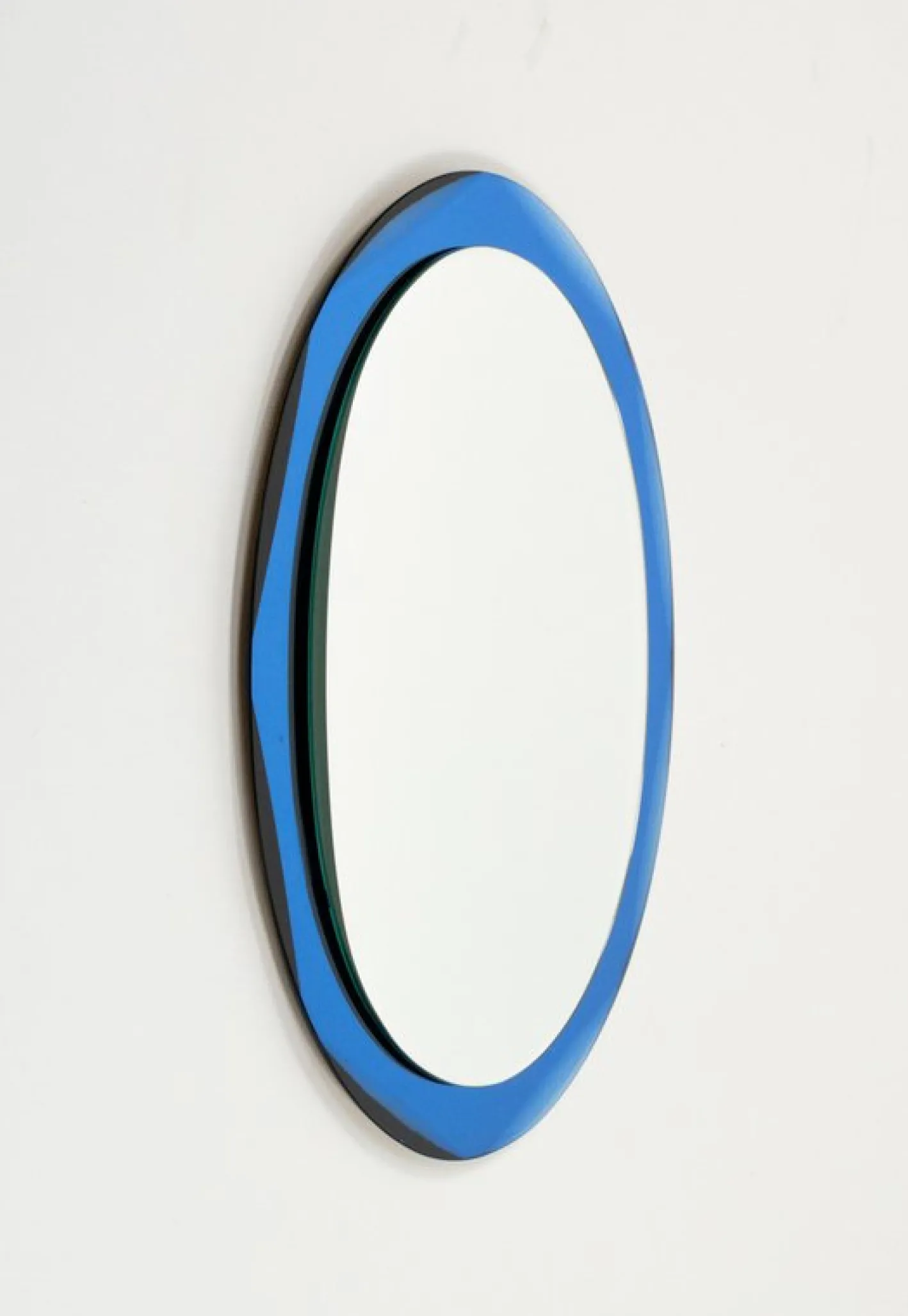 Ovaler Mid-Century Wandspiegel mit blauem Rahmen im Stil von Cristal Arte, Italien, 1960er
