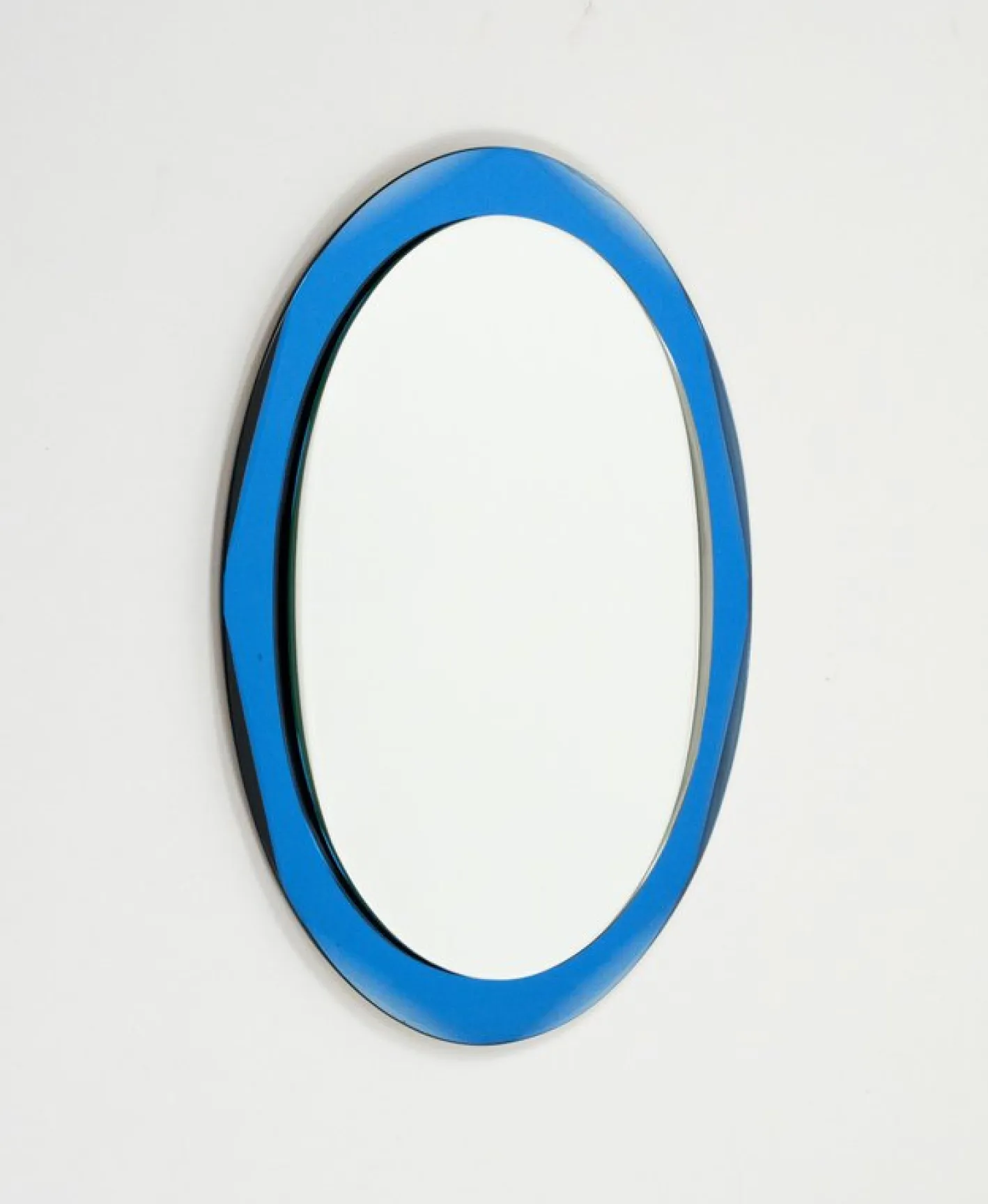 Ovaler Mid-Century Wandspiegel mit blauem Rahmen im Stil von Cristal Arte, Italien, 1960er