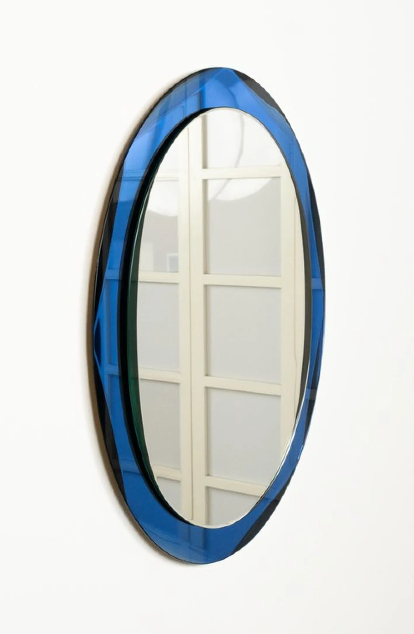 Ovaler Mid-Century Wandspiegel mit blauem Rahmen im Stil von Cristal Arte, Italien, 1960er