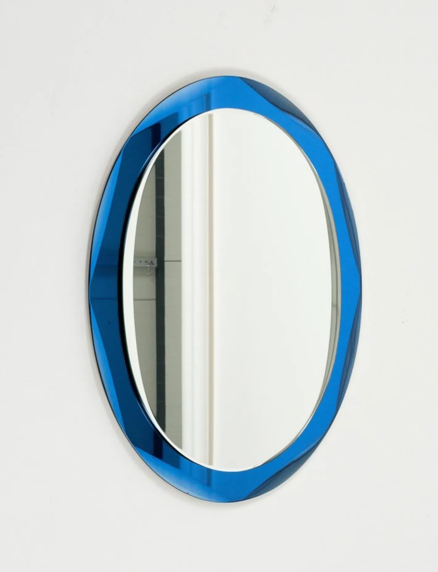 Ovaler Mid-Century Wandspiegel mit blauem Rahmen im Stil von Cristal Arte, Italien, 1960er