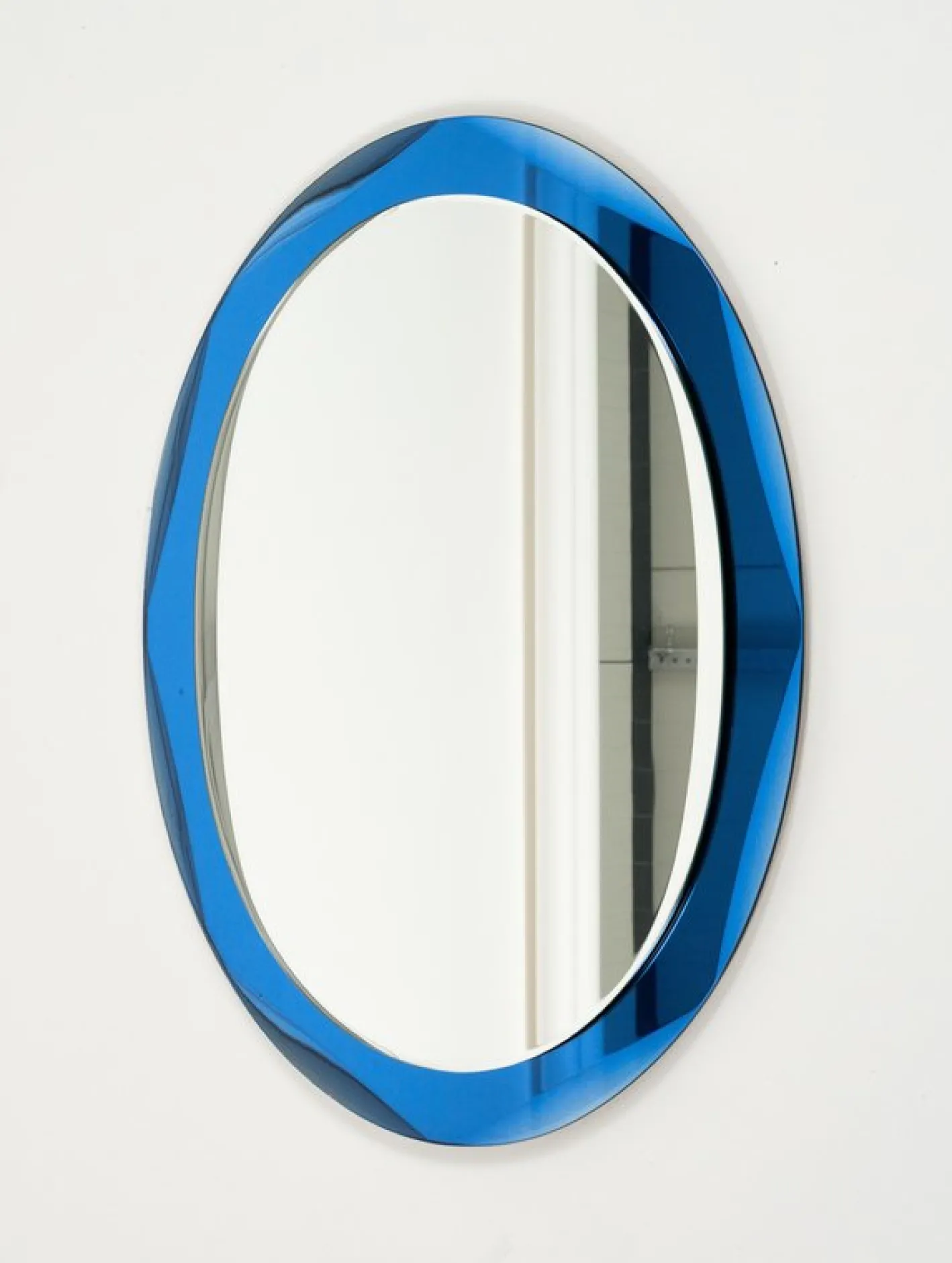 Ovaler Mid-Century Wandspiegel mit blauem Rahmen im Stil von Cristal Arte, Italien, 1960er