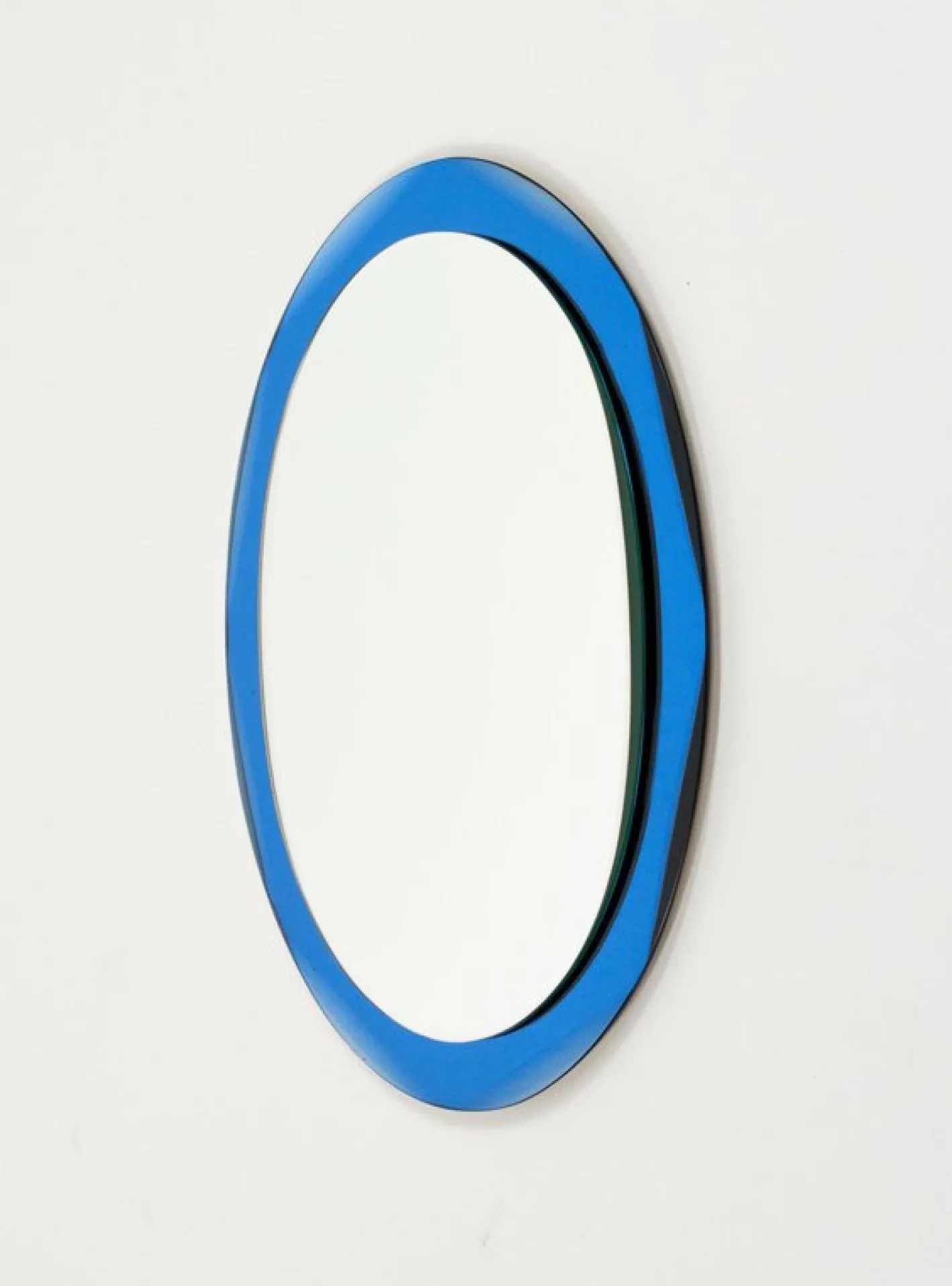 Ovaler Mid-Century Wandspiegel mit blauem Rahmen im Stil von Cristal Arte, Italien, 1960er
