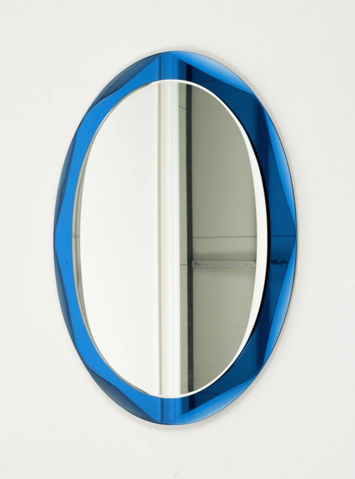 Ovaler Mid-Century Wandspiegel mit blauem Rahmen im Stil von Cristal Arte, Italien, 1960er