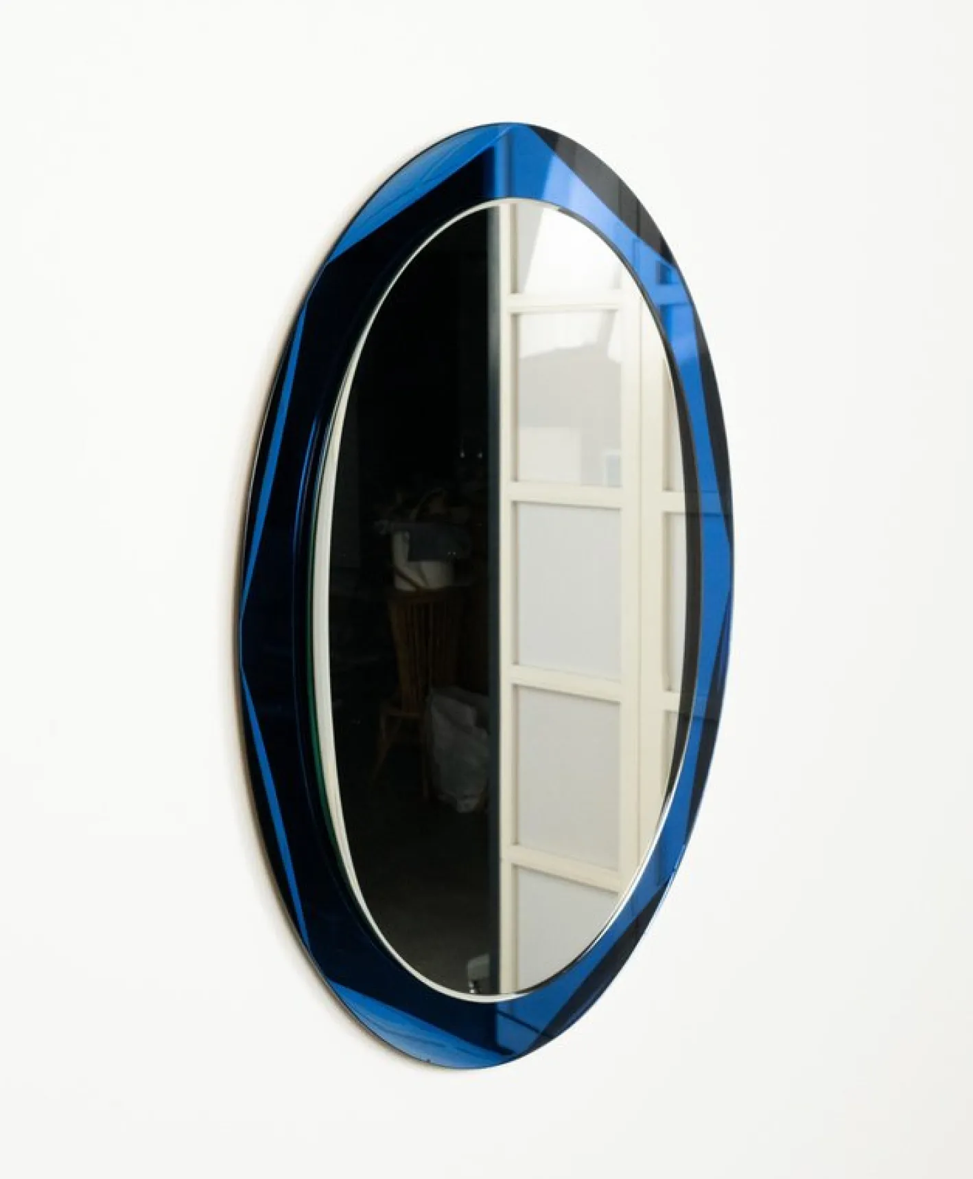 Ovaler Mid-Century Wandspiegel mit blauem Rahmen im Stil von Cristal Arte, Italien, 1960er